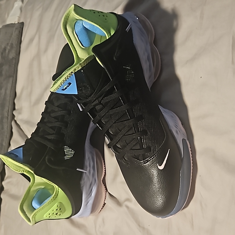 LeBron 19 Ghost Green
